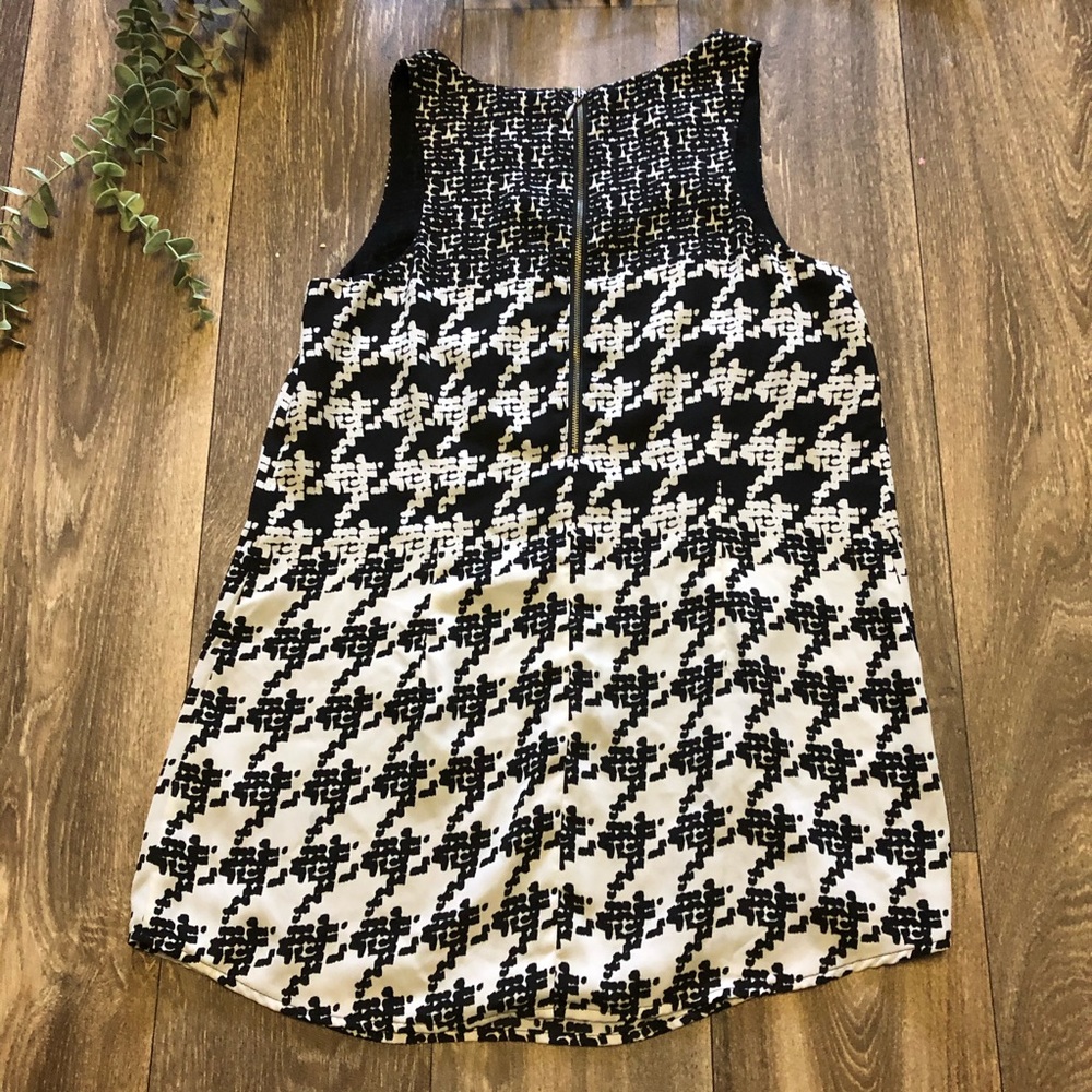 4/$25CAbi Black White Print Sleeveless Top Size XS - Picture 8 of 9